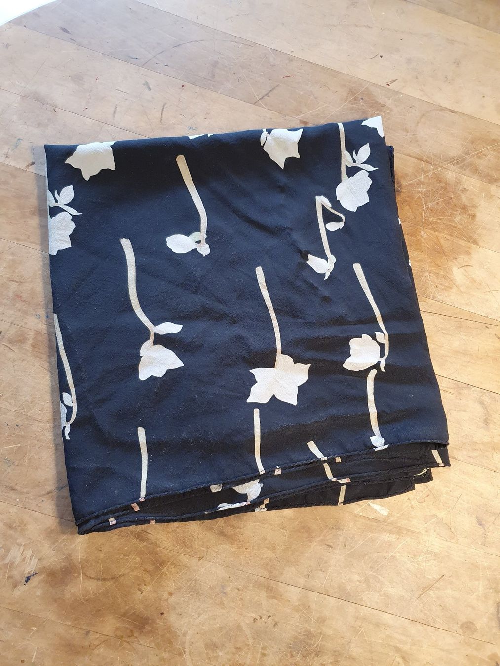 Foulard schwarz Blumenmuster